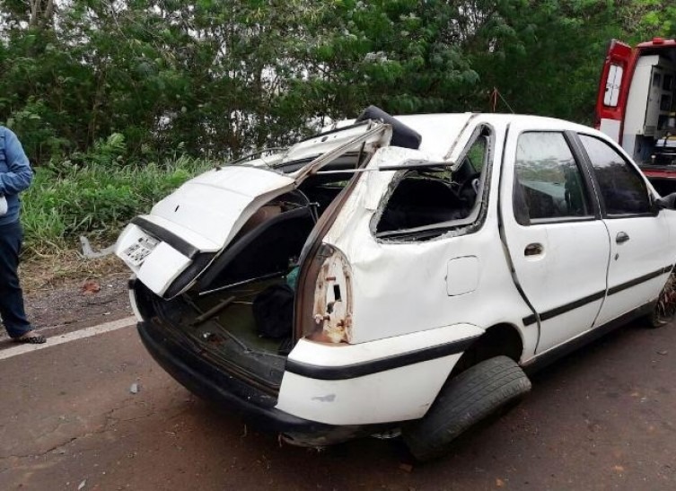 Motorista perdeu o controle da direção após passar por um buraco na via. Diarionline