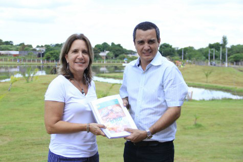 Médica Veterinária da SFA/MS recebeu a cópia da legislação municipal do secretário Landmark, durante a 12ª Festa do Peixe