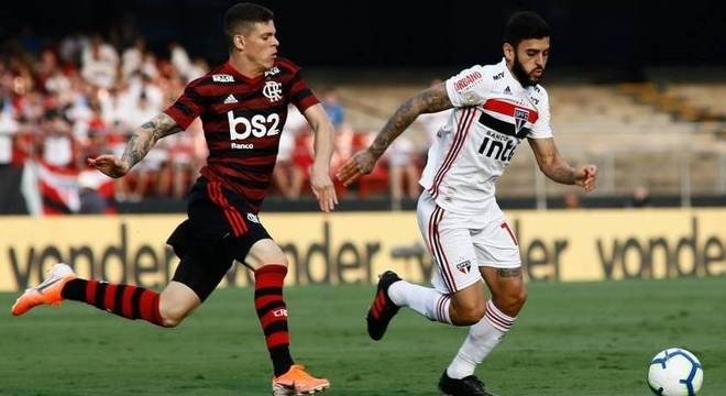 Em momentos opostos, Flamengo e São Paulo duelam no Maracanã São Paulo e Flamengo empataram por 1 a 1 no primeiro turno do Brasileirão. Lance