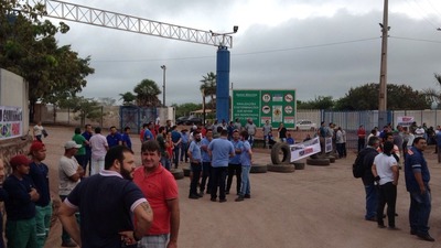 Empresários e trabalhadores das empresas de transporte fecham acesso ao Porto Seco de Corumbá (Foto: Cleto Kipper/TV Morena)
