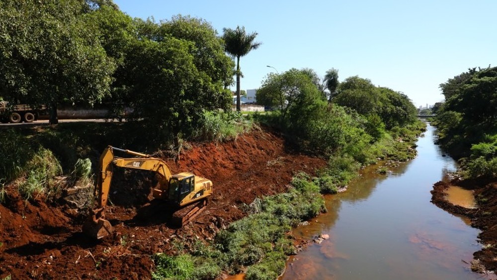 Máquinas estão às margens do rio Anhanduí para a primeira fase da revitalização Campo Grande (MS) (Foto: PMCG/Divulgação)