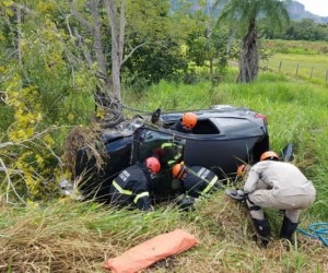 Motorista se distrai, perde controle da direção e carro capota em rodovia Veículo parou tombado do lado do motorista - O Pantaneiro
