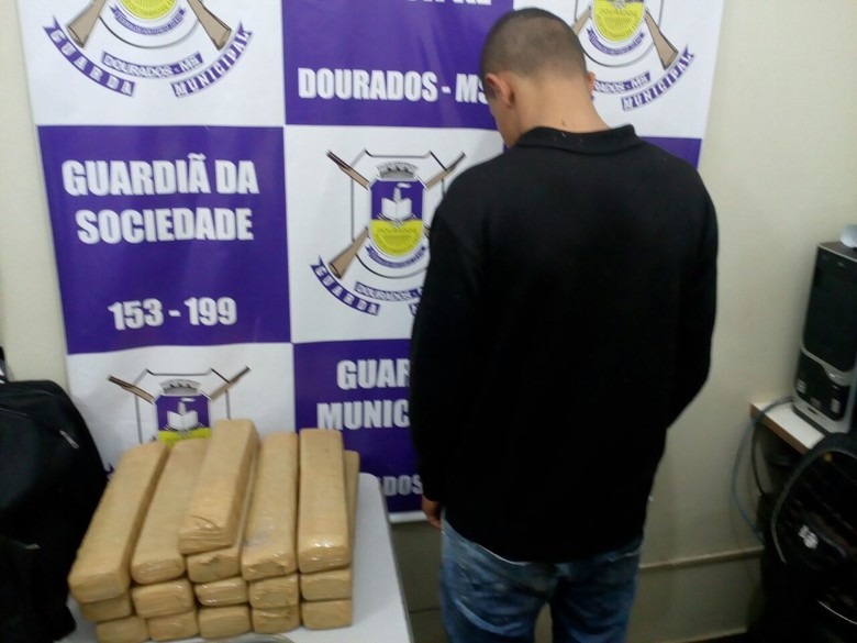 Menor é apreendido com maconha que seria levada para São Paulo Menor é apreendido com maconha que seria levada para São Paulo