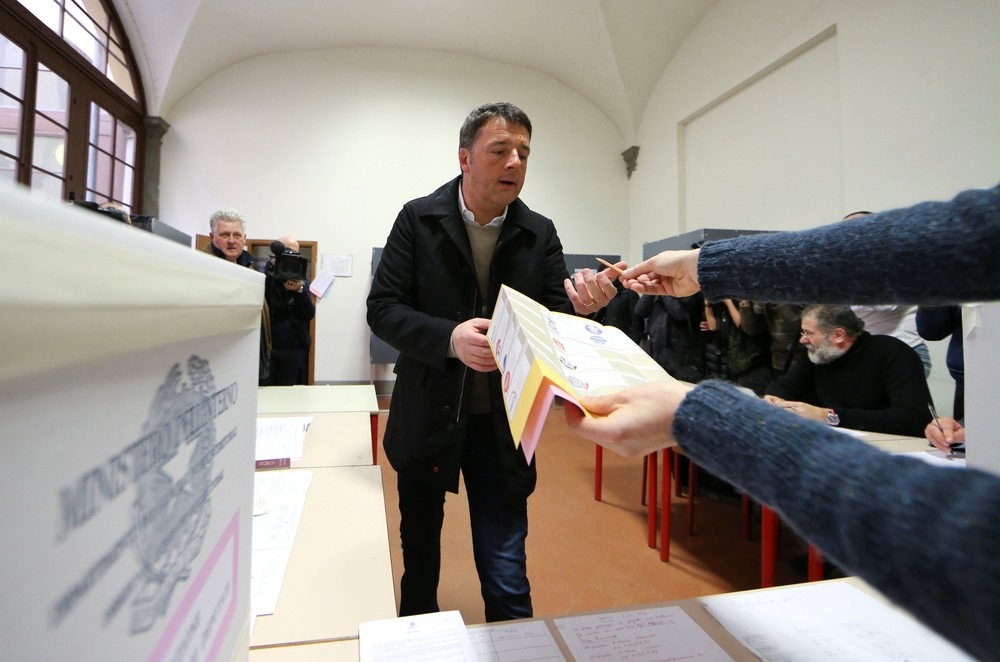 O ex-premiê italiano e líder do Partido Democrático, Matteo Renzi, recebe cédula para votar em Florença (Foto: Alessandro Bianchi/Reuters)