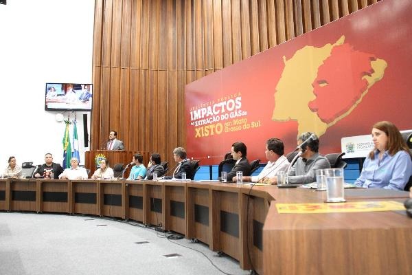 A polêmica extração do gás de xisto no Estado foi tema de audiência na ALMS Em Mato Grosso do Sul, 54 municípios têm potencial para exploração do gás e fazem parte do bloco da Bacia do Paraná. Foto: Wagner Guimarães