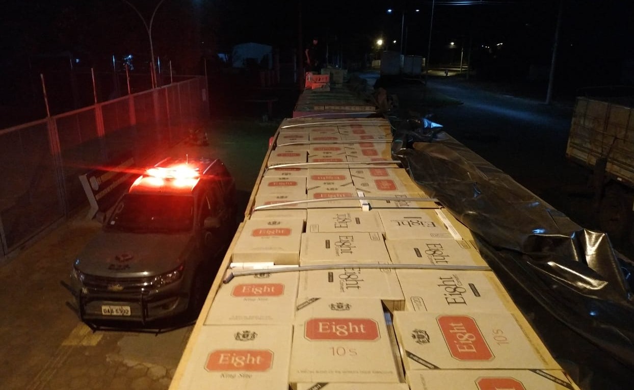 DOF apreende dois caminhões carregados com 50 mil pacotes de cigarros DOF apreende dois caminhões carregados com 50 mil pacotes de cigarros