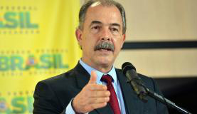 O ministro Aloizio Mercadante disse que o MEC tomará medidas para melhorar a formação dos professores (foto:Wilson Dias/Agência Brasil)