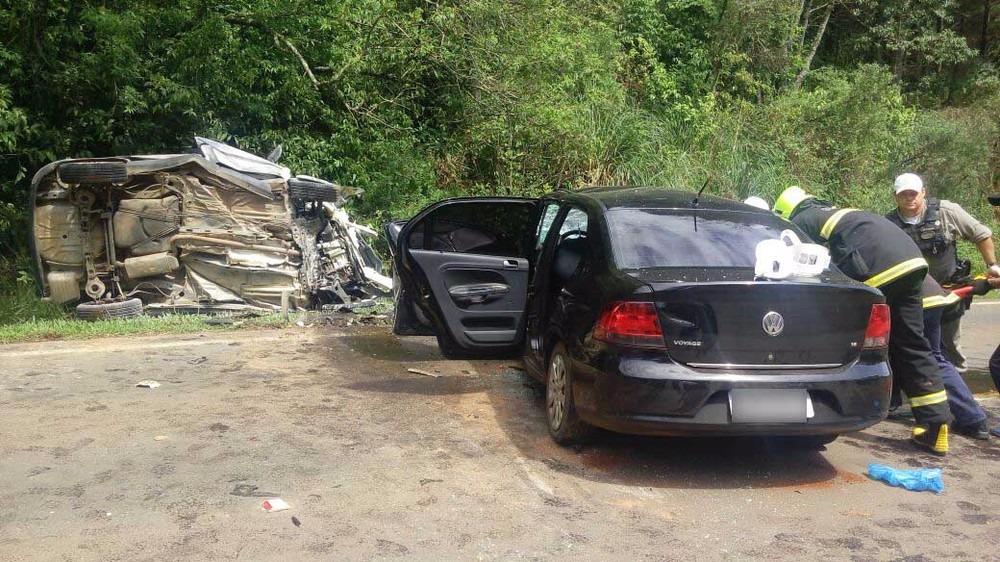 Veículo onde estavam a avó e as duas crianças que morreram no acidente no Rio Grande do Sul (Foto: Eduardo Godinho/Rádio Aurora)