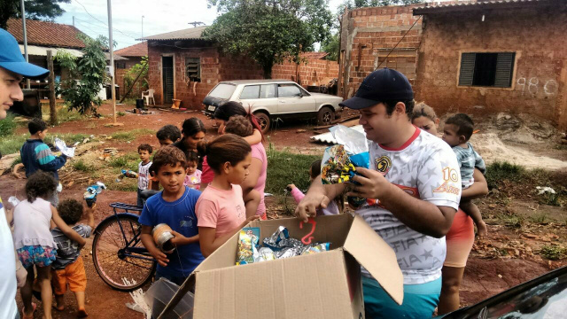 Eliton Rudnei, um dos fundadores da TO do Sete, distribui ovos de Páscoa a crianças (Foto: DIvulgação)