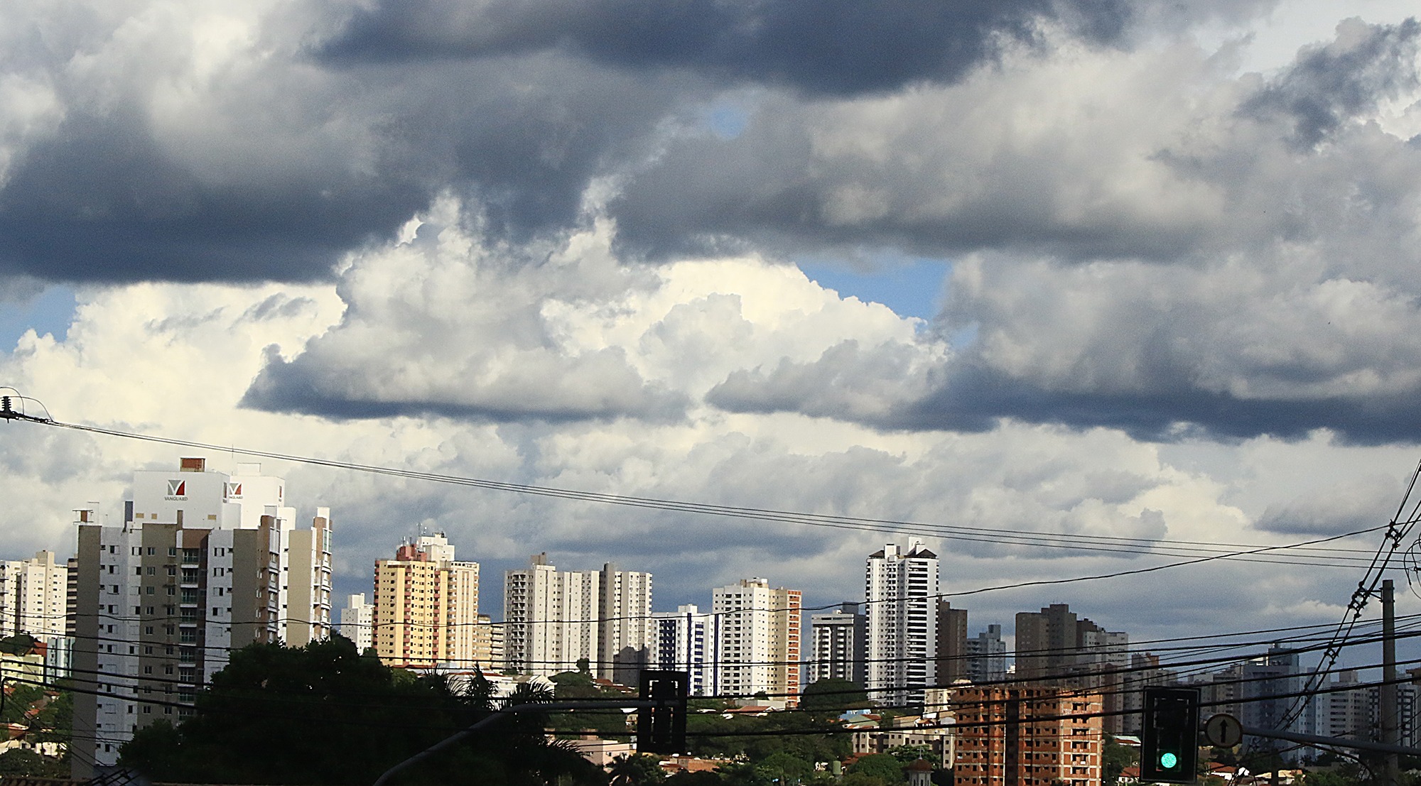 Tempo nublado e temperaturas amenas nesta quinta-feira Tempo nublado e temperaturas amenas nesta quinta-feira