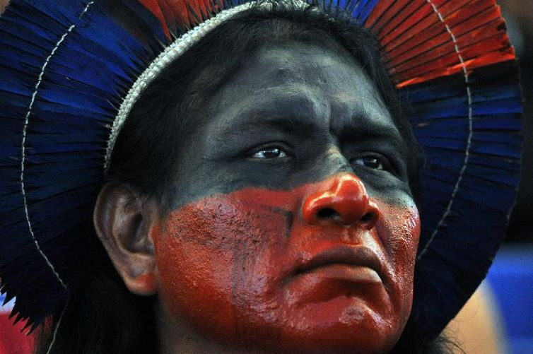 Um milhão de indígenas brasileiros buscam alternativas para sobreviver Índios brasileiros buscam na venda de produtos e turismo conquistar a autonomia (Arquivo/Elza Fiúza/Agência Brasil)