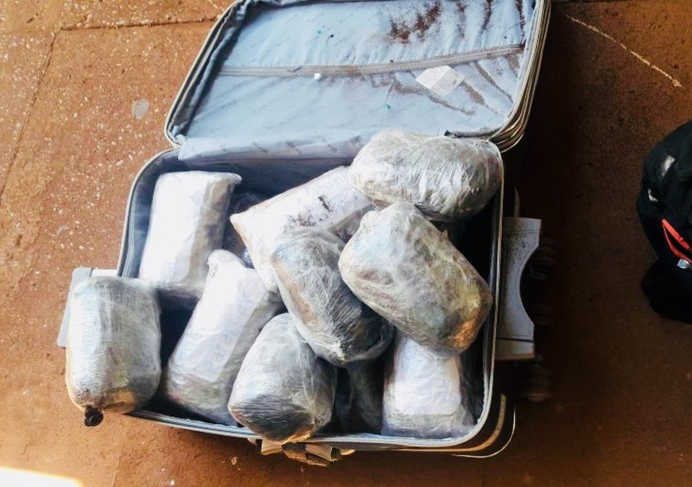 Moradores de Goiás são preso com 10,6 quilos de droga em mala Mala com tabletes de skank; apreensão foi em MS (Foto: PM/Divulgação)