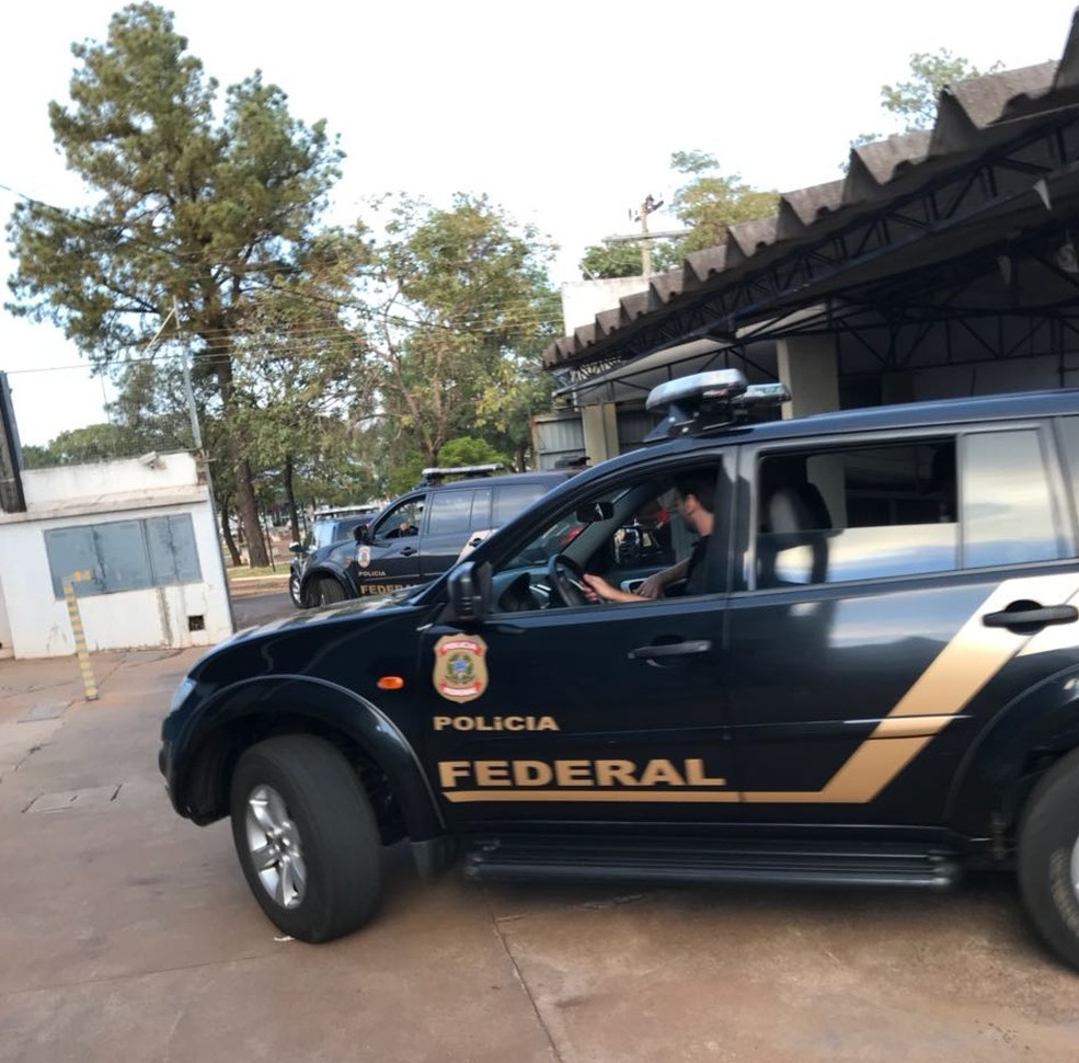 Família e agente penitenciário são alvos de operação da PF contra tráfico de drogas Policiais federais em saída para cumprimentos de mandados em MS (Foto: PF/Divulgação)