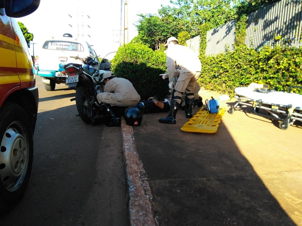 Motociclista foi atendido na calçada do bairro Universitário, em Campo Grande, antes de ser encaminhado para UPA (Foto: Osvaldo Nóbrega)