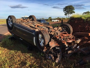 Carro fica destruído e motorista e passageiro saem ilesos de capotagem em MS Carro ficou destruído e parou com as quatro rodas para cima (Foto: Osvaldo Nóbrega/TV Morena)
