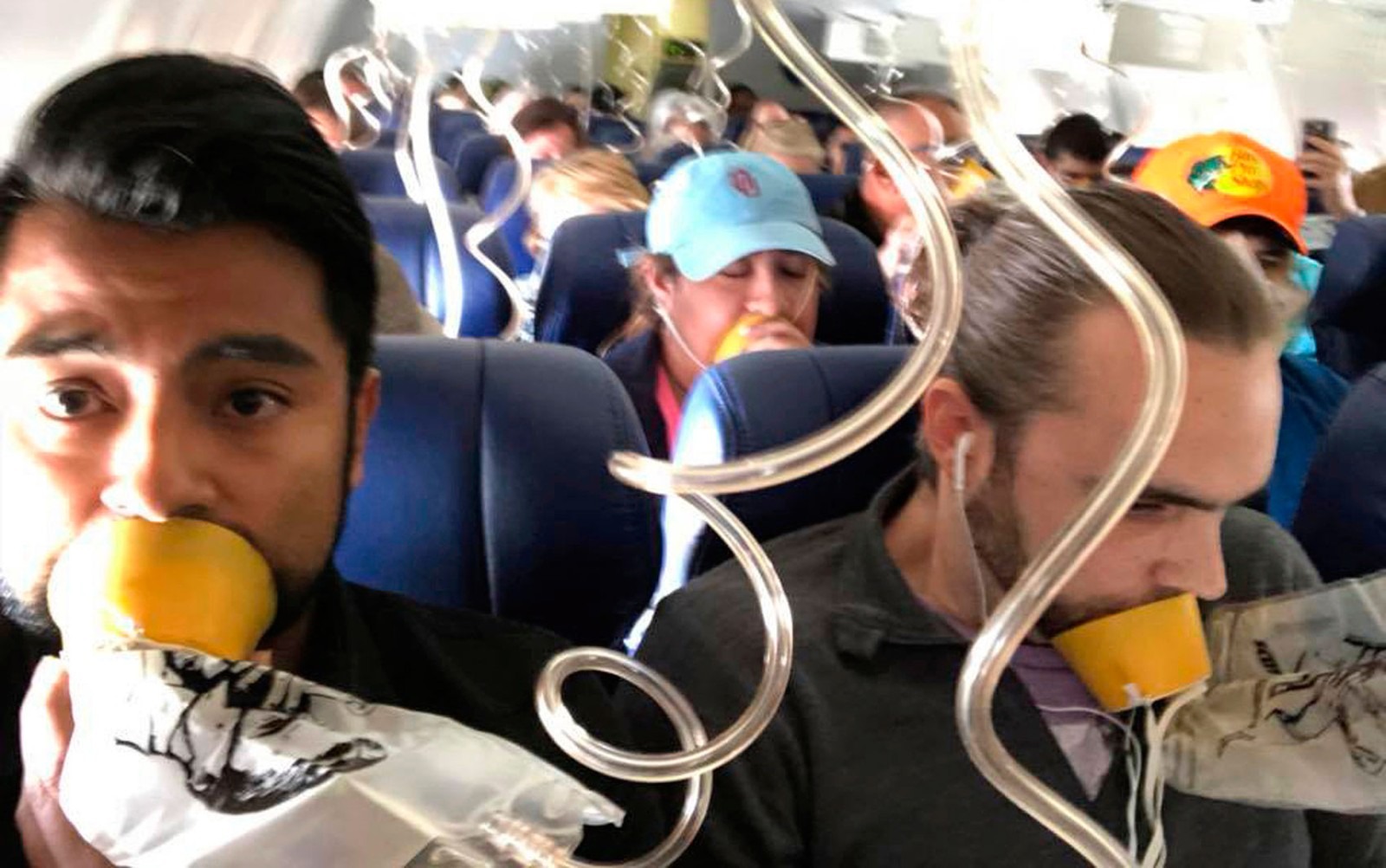 Marty Martinez (esquerda) durante transmissão de Facebook Live feita em meio ao acidente do voo 1380 da Southwest Airlines, em 17 de abril (Foto: Marty Martinez via AP)
