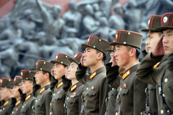 Militares participam de celebração pelo 85º aniversário do Exército norte-coreano (Foto: Kyodo/via Reuters)
