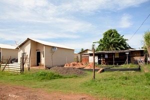 Investimento milionário vai para o ralo e casas serão demolidas Precariedade das casas no Vespasiano Martins é tamanha, que todas as que foram erguidas serão demolidas - Foto: Bruno Henrique / Correio do Estado