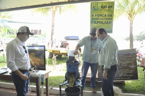 Uma das invenções apresentadas na Tecnofam foi a carretinha 3 em 1 que possibilita três serviços (sementeadeira, calcareadeira e adubadeira).

