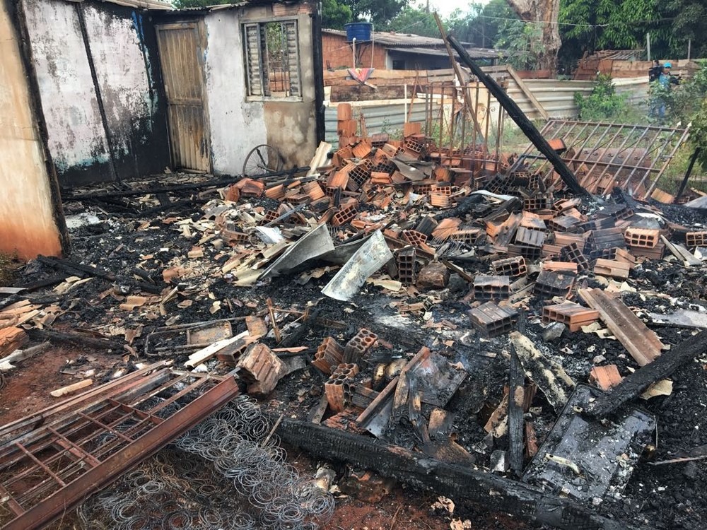 Casa ficou destruída por incêndio, em Campo Grande, MS (Foto: Osvaldo Nóbrega)