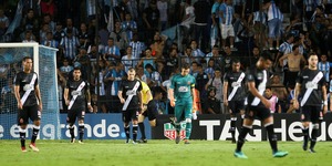 Derrota em casa pesa, e Vasco fica longe de meta na Libertadores; veja situação Jogadores deixam o campo do Racing de cabeça baixa (Foto: Reuters)