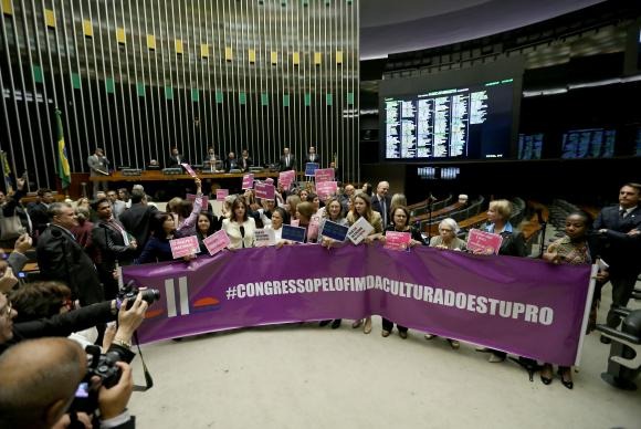 Bancada feminina, em ato contra a cultura do estupro, realizado há cerca de dois anos     Arquivo/Agência Brasil