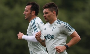 Roger confirma Palmeiras com nova zaga, mas ainda pensará sobre Lucas Lima Edu Dracena (à esq.) está confirmado; Moisés ainda não (Foto: César Greco/Ag. Palmeiras)