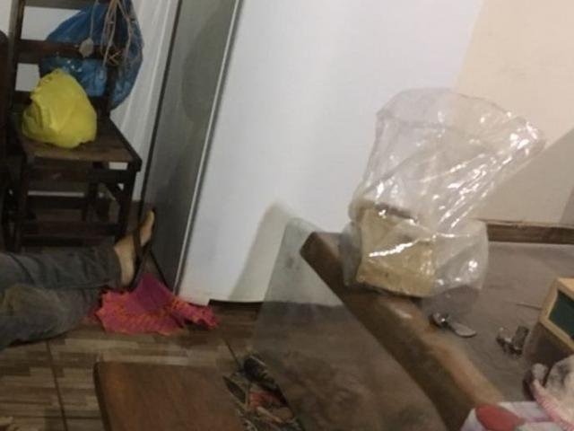 Fazendeiro morto por pistoleiros já hospedou membro do Comando Vermelho Na mesa ao lado do corpo de fazendeiro foram encontrados dois tabletes de maconha (Foto: Divulgação)