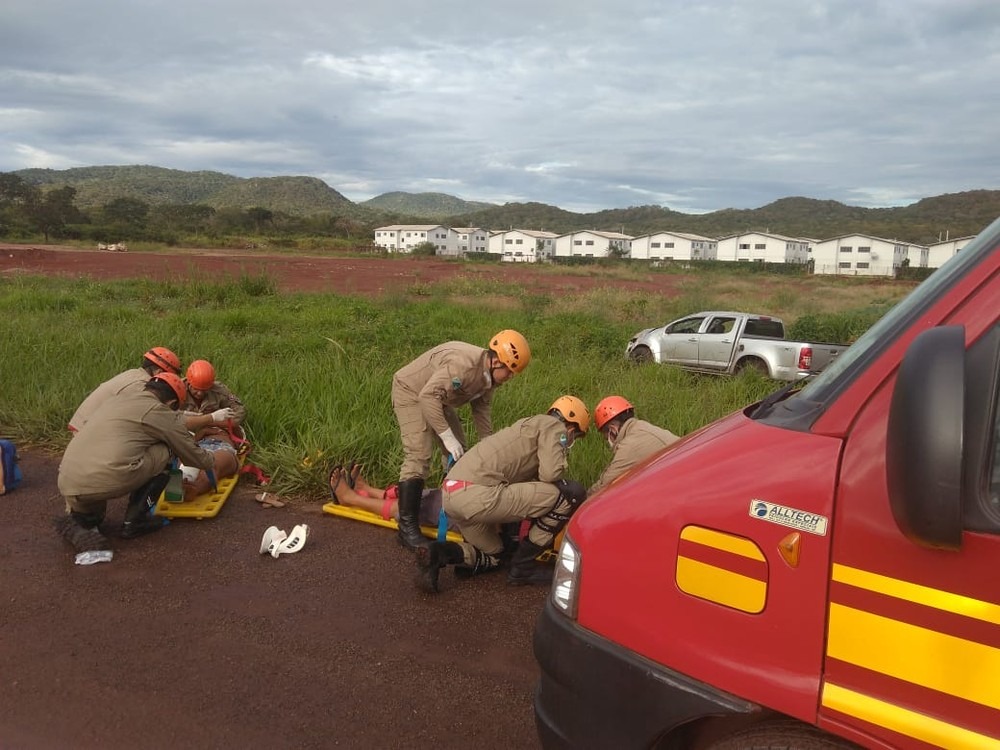 Caminhonete capota e passageira é arremessada para fora Vítimas estavam em caminhonete e foram socorridas pelo Corpo de Bombeiros, em MS (Foto: Corpo de Bombeiros/ Divulgação)