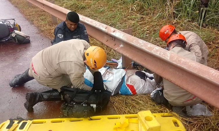 Turista irlandês tem perna amputada em acidente na BR-262 Viajante recebeu atendimento emergencial de equipes da Guarda Municipal e do Corpo de Bombeiros. Divulgação