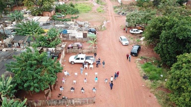 Famílias que moravam embaixo de fios de alta tensão vão ganhar novo lar Famílias que moravam embaixo de fios de alta tensão vão ganhar novo lar