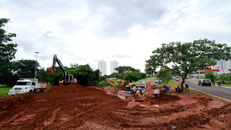 Agetran alerta para interdição da pista da Mato Grosso neste fim de semana Tubulação implantada em uma das pistas da Mato Grosso em dezembro do ano passado. Arquivo.