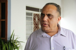 Saúde investiga mistério que deixou homem de cama após ir ao posto Jamal prometeu dietas, fraldas e equipe para atender o paciente (Foto: Marcos Ermínio)