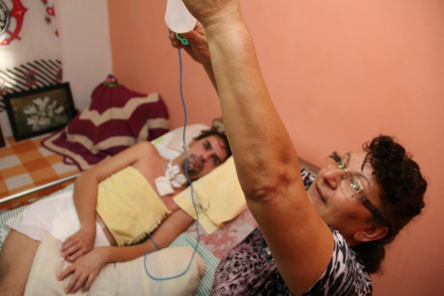 Saúde investiga mistério que deixou homem de cama após ir ao posto Família tem dedicado tempo e dinheiro para cuidar de Juninho. (Foto: Marcos Ermínio)