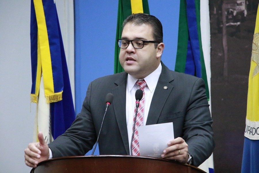 Alan Guedes destaca vanguardismo da Câmara ao debater temas que mobilizam a sociedade Alan Guedes durante discurso na tribuna livre (Foto: Thiago Morais)