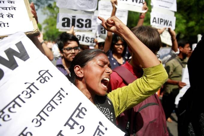 Mulher reage durante protesto contra os casos de estupro de uma menina de oito anos em Kathua, perto de Jammu, e de uma adolescente em Unnao, em Nova Délhi, na Índia - 12/04/2018 (Cathal McNaughton/Reuters)