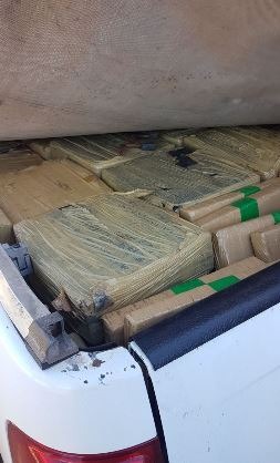 PM apreende S-10 roubada com mais de uma tonelada de maconha PM apreende S-10 roubada com mais de uma tonelada de maconha