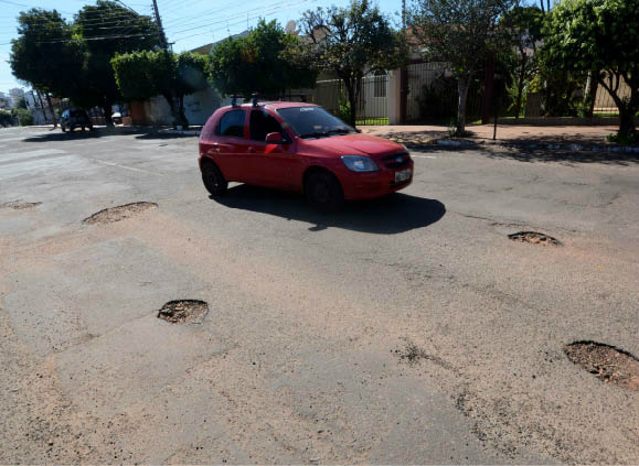 Rua João Pedro de Souza voltou a ter buracos - Foto: Bruno Henrique/Correio do Estado