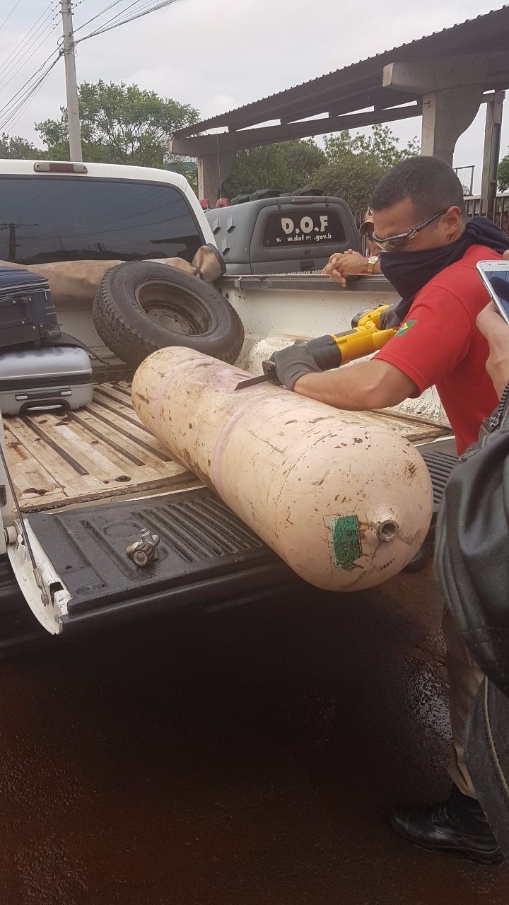 Homem é preso levando maconha em cilindro de gás Homem é preso levando maconha em cilindro de gás