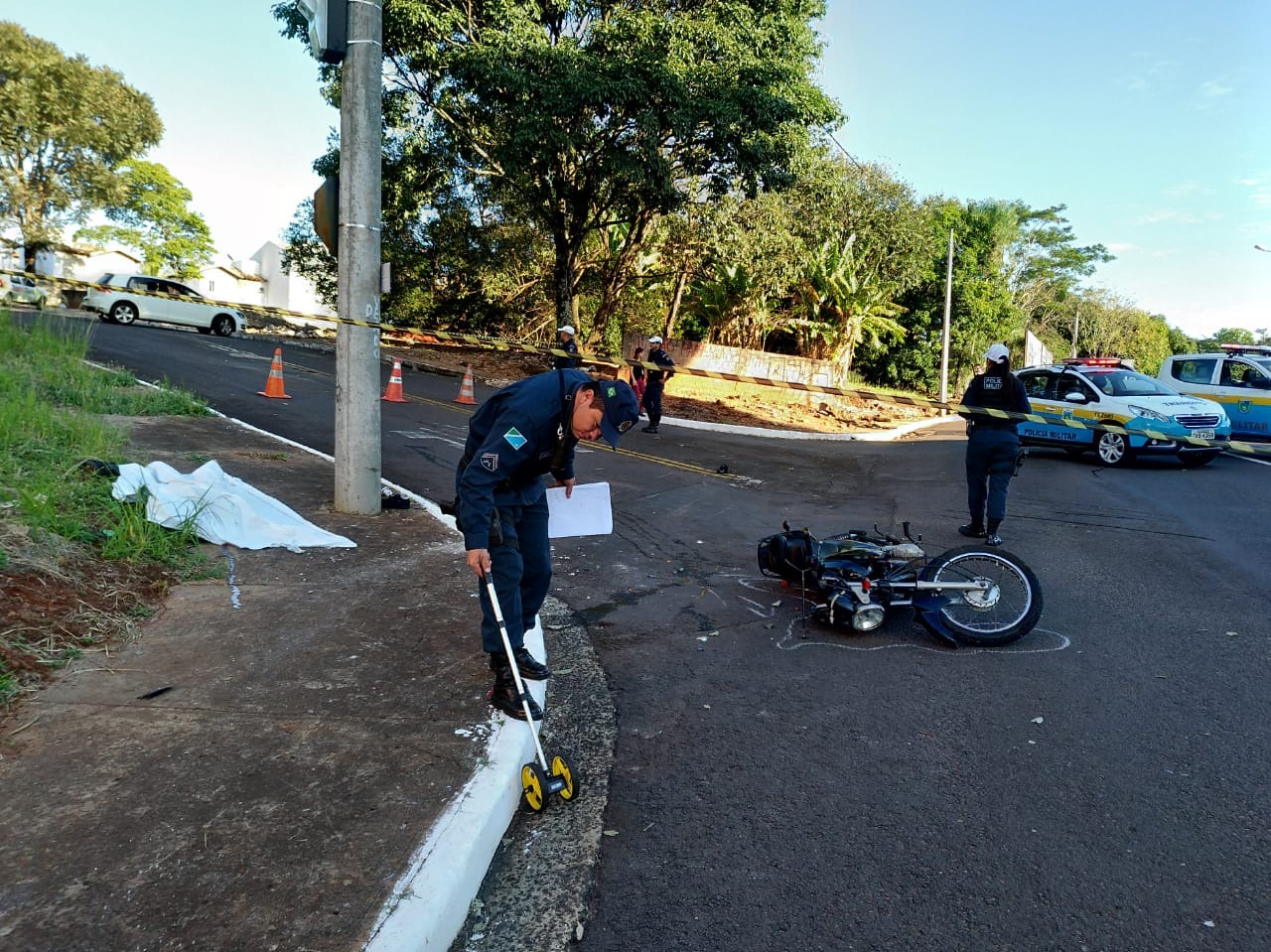 Identificado motociclista que colidiu em poste da Via Park Identificado motociclista que colidiu em poste da Via Park