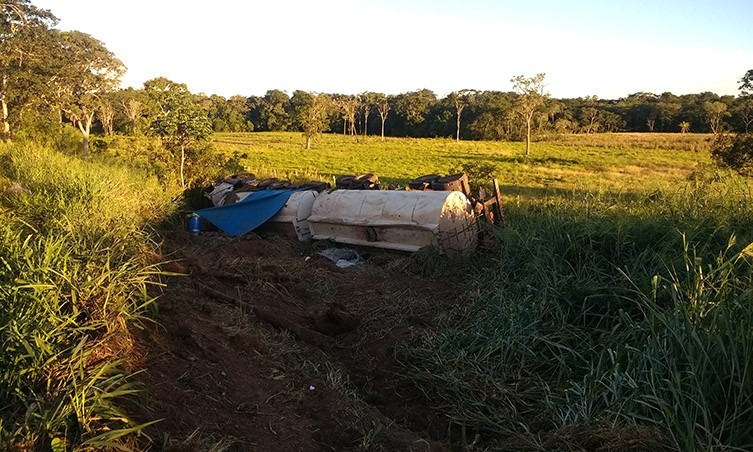 Empresa é autuada em R$ 20 mil por derramamento de diesel à margem da BR 262 Empresa é autuada em R$ 20 mil por derramamento de diesel à margem da BR 262
