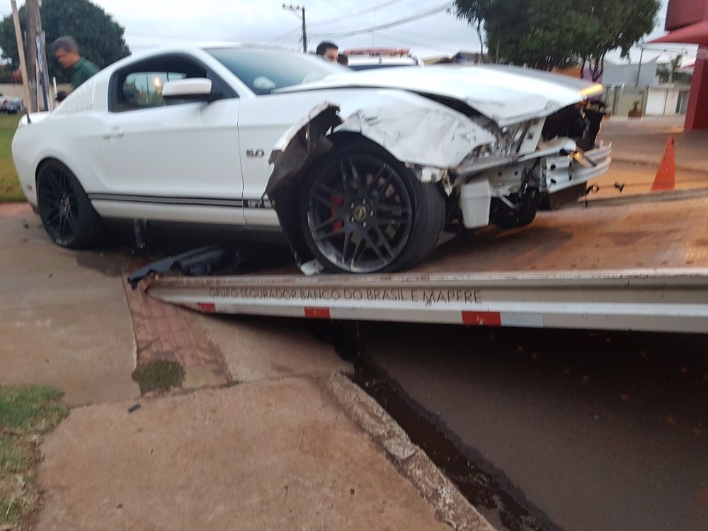 Motorista fugiu da polícia e bateu em muro, em Dourados (Foto: Polícia Militar/Divulgação)