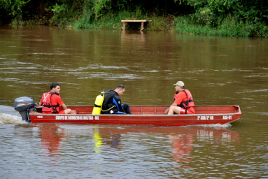 Homem desaparece após pular de ponte do Rio Dourados Bombeiros realizaram buscas no período da tarde pelo rio - Foto: Siliganews