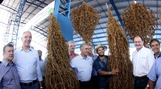 Governo anuncia licitação para asfaltar MS-376, durante aniversário de Laguna Carapã Investimento irá permitir estabelecer uma rota de integração para escoamento da safra além de aumentar o fluxo de pessoas contribuindo para o desenvolvimento do município.