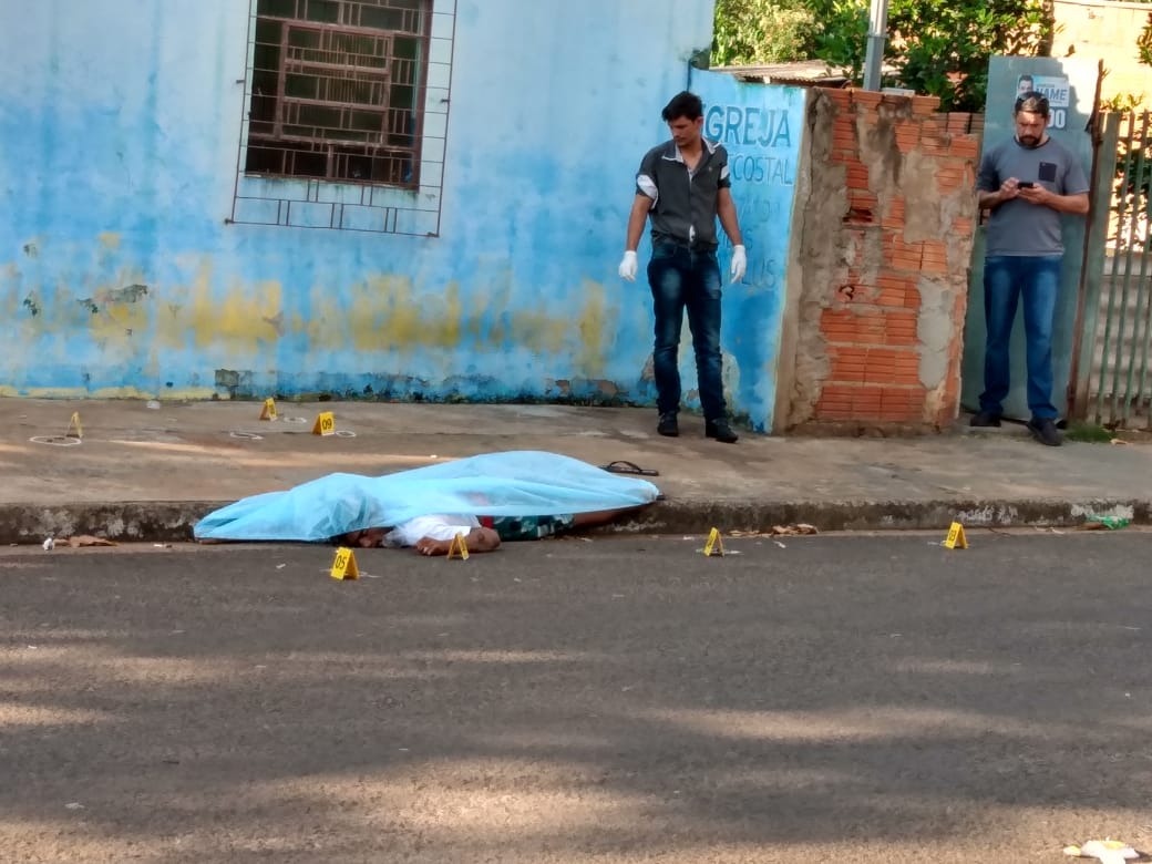 Rapaz é morto a tiros próximo a sua residência no Tiradentes Rapaz é morto a tiros próximo a sua residência no Tiradentes