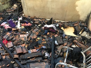 Incêndio destrói quarto e banheiro de casa quando família se preparava para sair Tudo o que tinha no quarto foi queimado (Foto: Osvaldo Nóbrega/TV Morena)