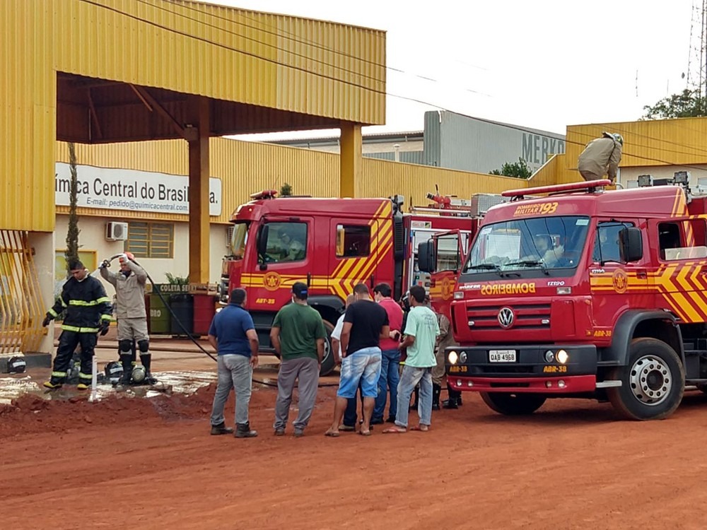Movimentação em frente à fábrica (Foto: Ariovaldo Dantas)