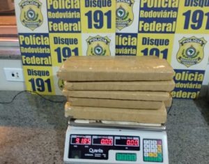 Jovem de 19 anos é preso com maconha no interior de ônibus Jovem de 19 anos é preso com maconha no interior de ônibus