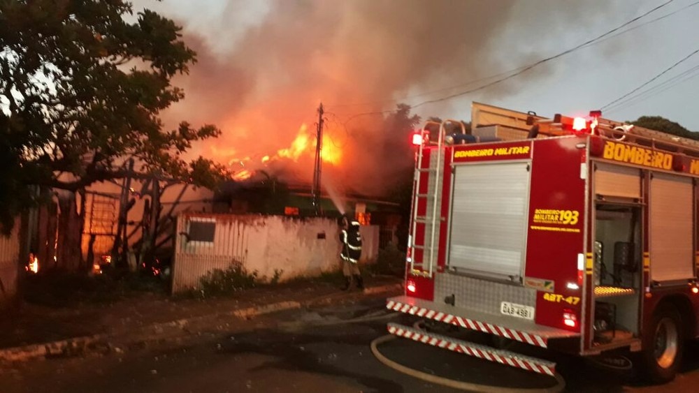 Incêndio destrói duas residências em Campo Grande Bombeiros controlam incêndio em duas residências de Campo Grande, MS (Foto: José Aparecido)