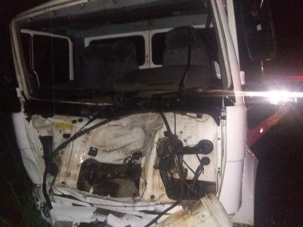 Após colisão frontal caminhoneiro é socorrido por populares